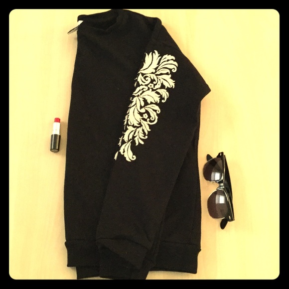 Embroidered Sweatshirt. Size M