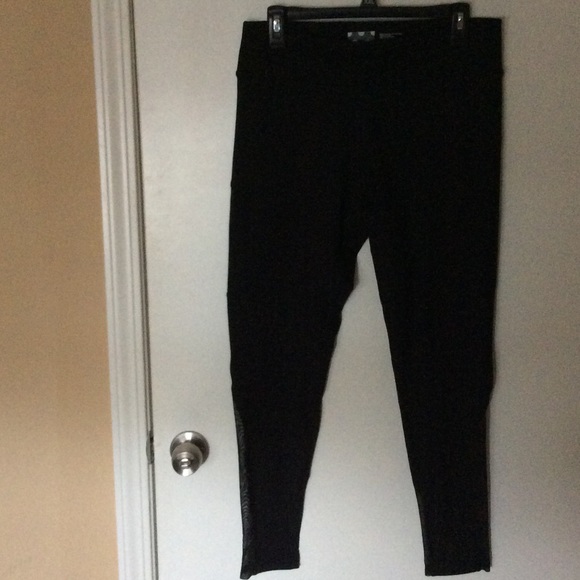 SOLD- Do not buy VS pink ultimate yoga leggings