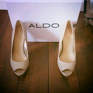 Gold Peep Toe Platform Pump