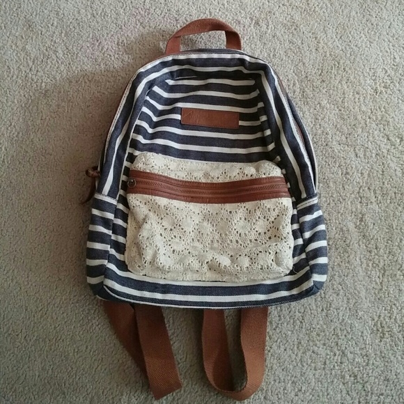 American Eagle Outfitters Handbags - 📚 American Eagle Striped Navy & Cream Backpack