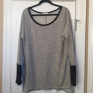 Long sleeve light weight color block sweater.
