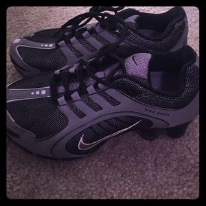 Like new Nike Shox, size 6!