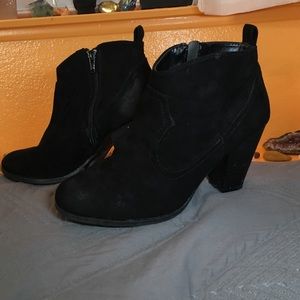 Black heeled-booties