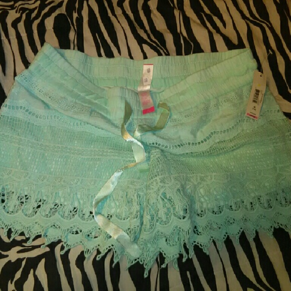 BNWT lace mint green shorts
