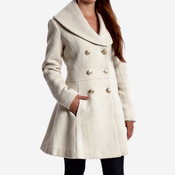 Gorgeous Jessica Simpson long peacoat