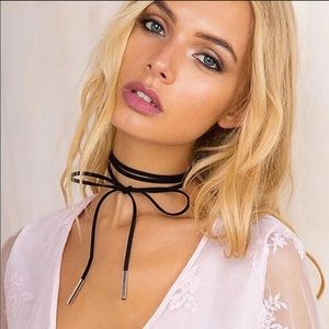Shoe lace bow choker