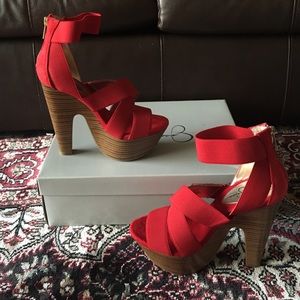 Jessica Simpson platform