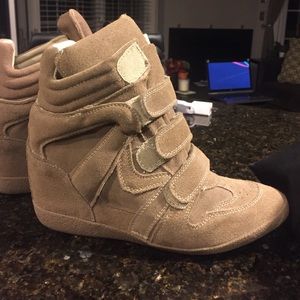 Steve Madden Hilight Wedge Sneakers in Tan