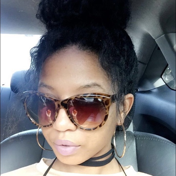 MEET YOUR POSHER - Picture 2 of 4