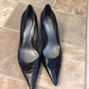 Pointed toe black leather kitten heels