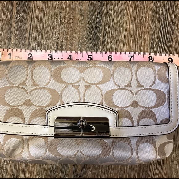 Coach wristlet  - Authentic - Picture 3 of 4