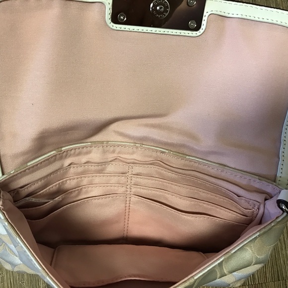 Coach wristlet  - Authentic - Picture 4 of 4