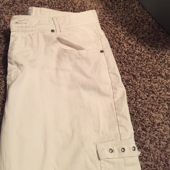 White crop jeans