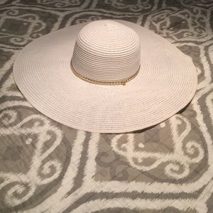 Floppy beach hat