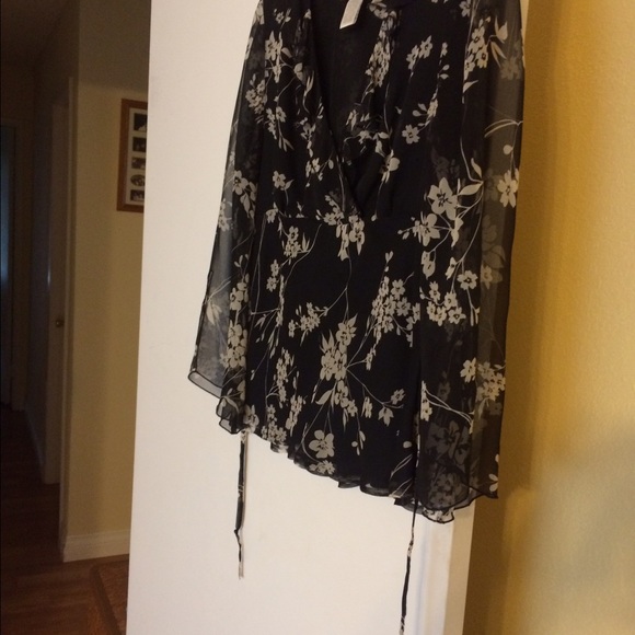 Adorable top - Picture 2 of 2