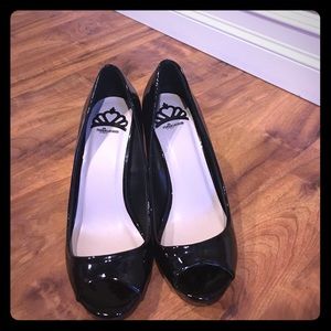 Patent open toed black heeled shoe
