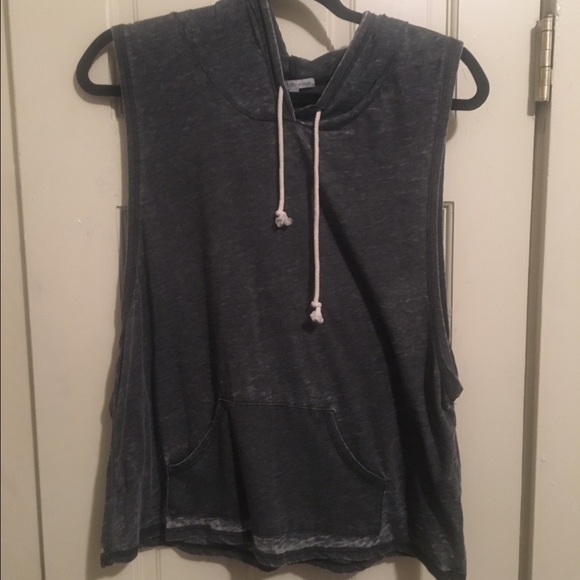 Hooded sleeveless shirt