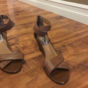 Open toed crossed wedge