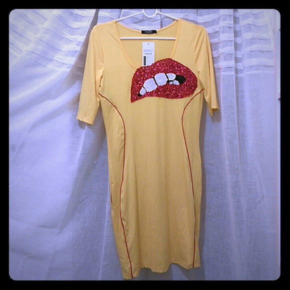 Red sequin Rocky Horror lips yellow dress size S