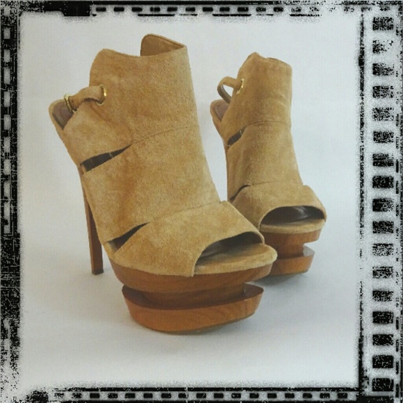 Eye-catching Suede Platform Heels