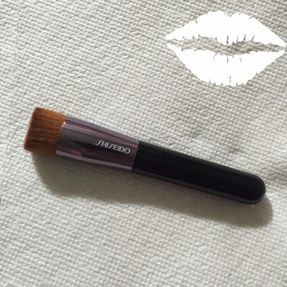 Shiseido flat top angeled foundation brush