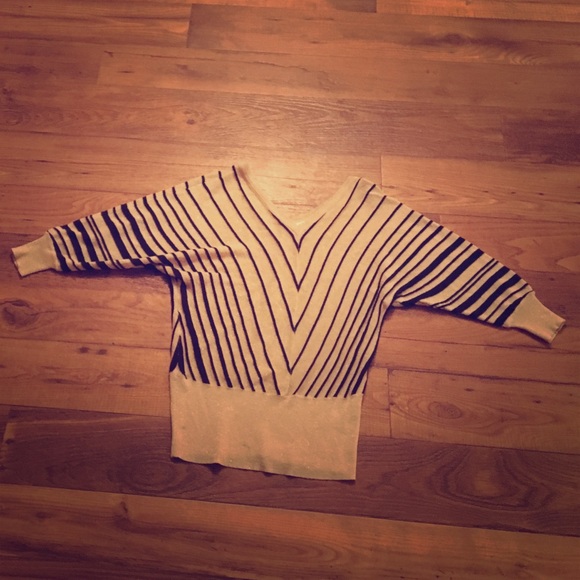 ⬛️☀️BLACK AND GOLD CHEVRON SHIRT☀️◼️