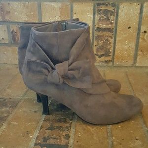 Gray bow detail booties