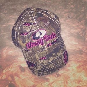 Really cute mossy oak hat with black and pink.