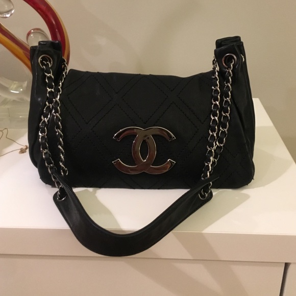 Chanel black leather shoulder bag