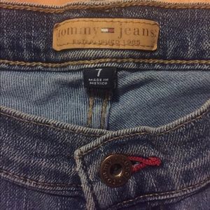 Tommy Hilfiger jeans.