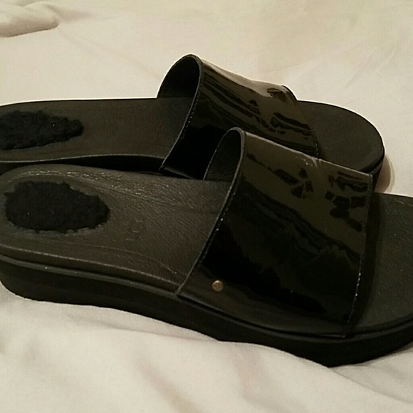 Black ugg sandals