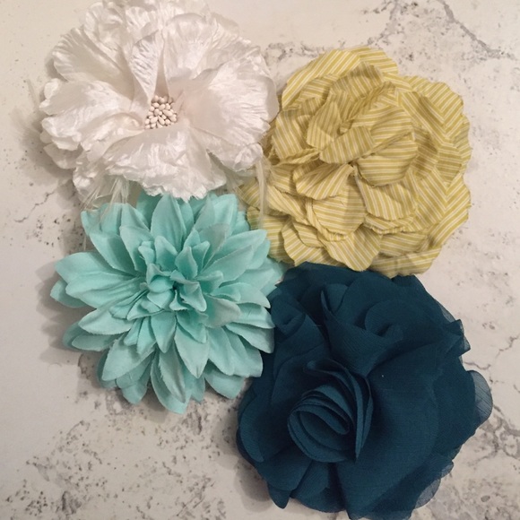 Bundle of 4 flower hair clips/lapel clips