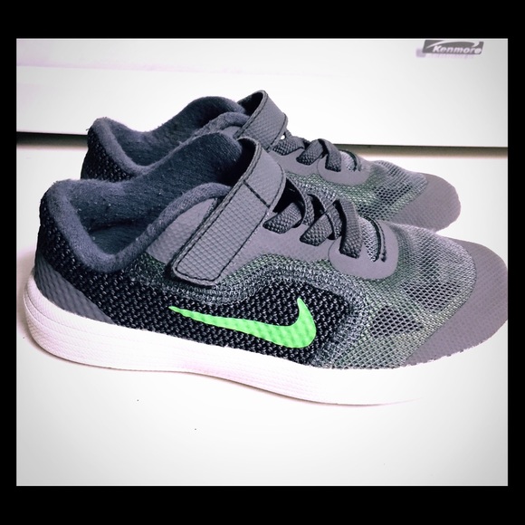 Boys Nike Shoes Size 9