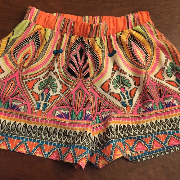 100% Polyester fun printed elastic shorts. Size S