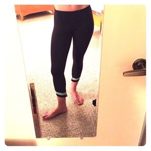 Lululemon size 2 black & teal capris