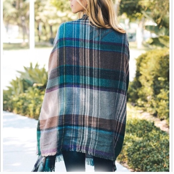 🎀Stunning Colorful Poncho! - Picture 2 of 2