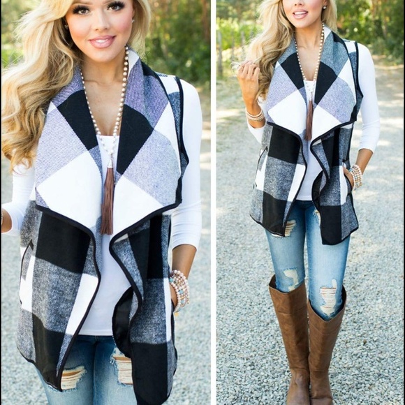 🆕Black & White Vest with Pockets - Picture 2 of 3