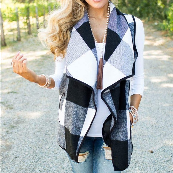 🆕Black & White Vest with Pockets - Picture 3 of 3