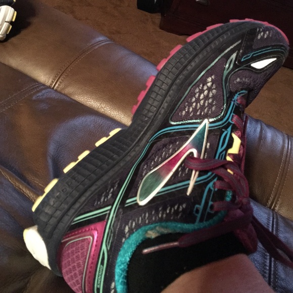 Tennis shoes