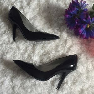 Guess black pumps