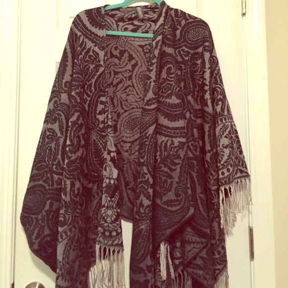 NWOT Knitted Poncho, beauty fringe/paisley design
