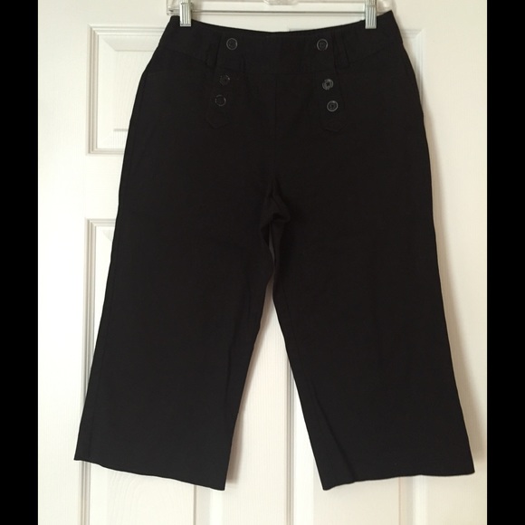 Larry Levine Black Capri 2-side button opening