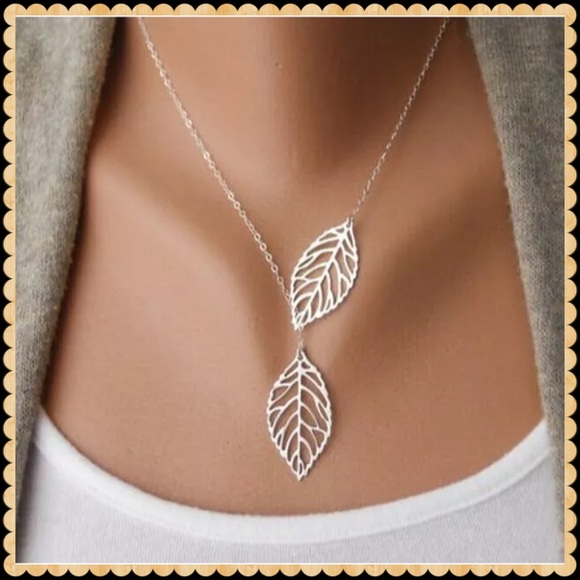 Jewelry - Silver tone leaf necklace