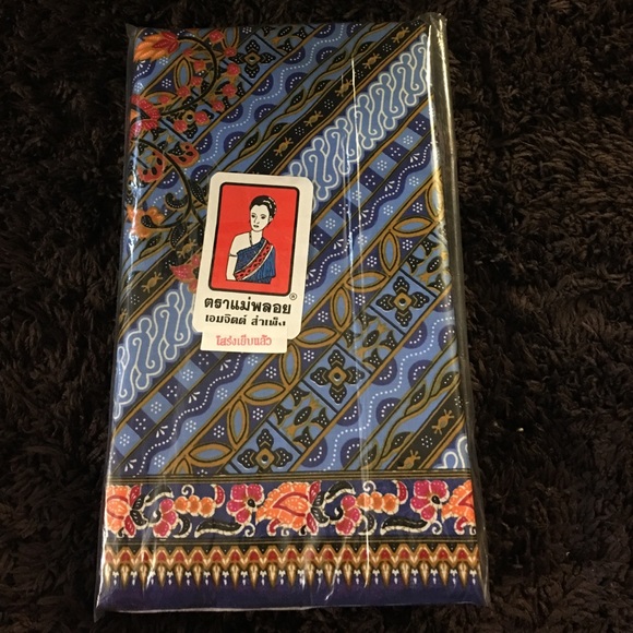 NWT infinity flowered wrap - Picture 4 of 4