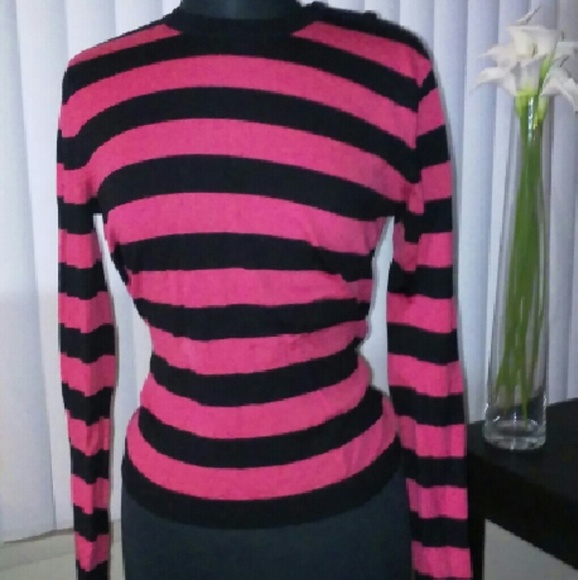 Long sleeve ladies sweater with button accent