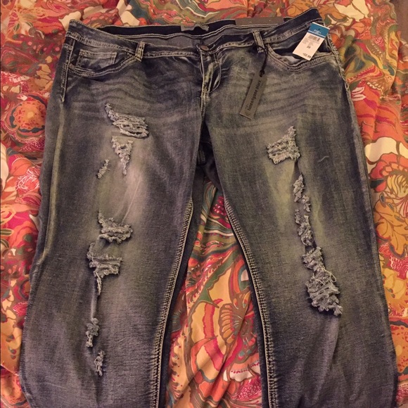 Rue21 Plus NWT Ripped Skinny Jeans sz 20