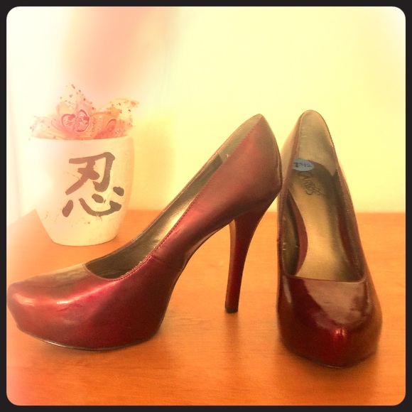 Carlos Santa Pumps. Price Firm. - Picture 1 of 4