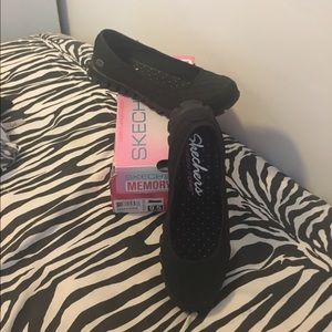 size 9.5 sketchers slip on sneakers