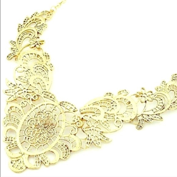 NWT Gold Carved Plate Necklace