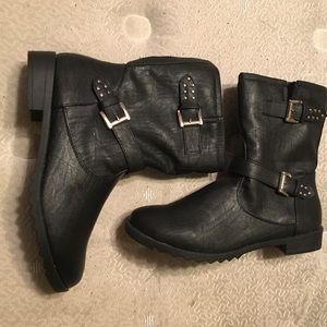 Short black boots